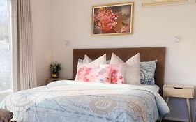 Cozy & Sunny Room-Near City, Short Drive To City Center & Coast